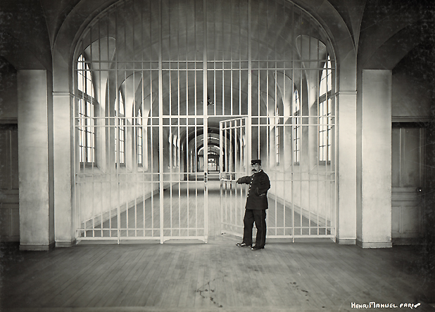 Couloir central de Frsnes Photo Henri Manuel, commande du minist&egrave;re de la justice r&eacute;alis&eacute;e entre 1921 et 1931